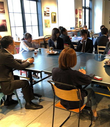 参加者同士が交流している様子